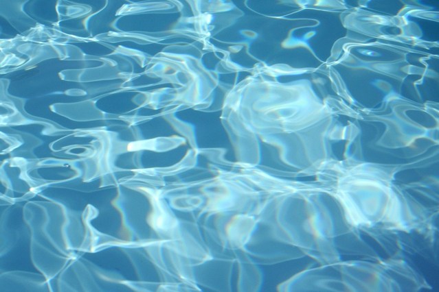 křišťálově čistá bazénová voda