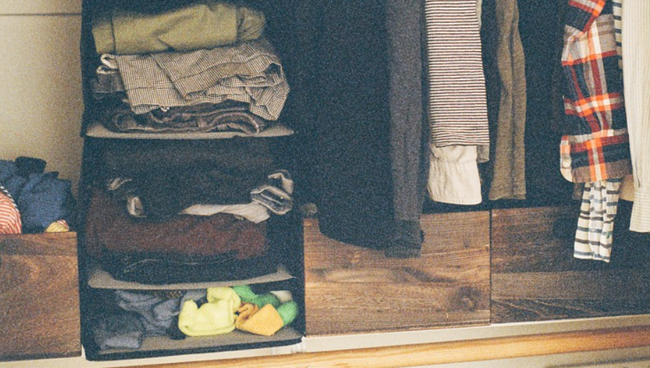skříň na oblečení